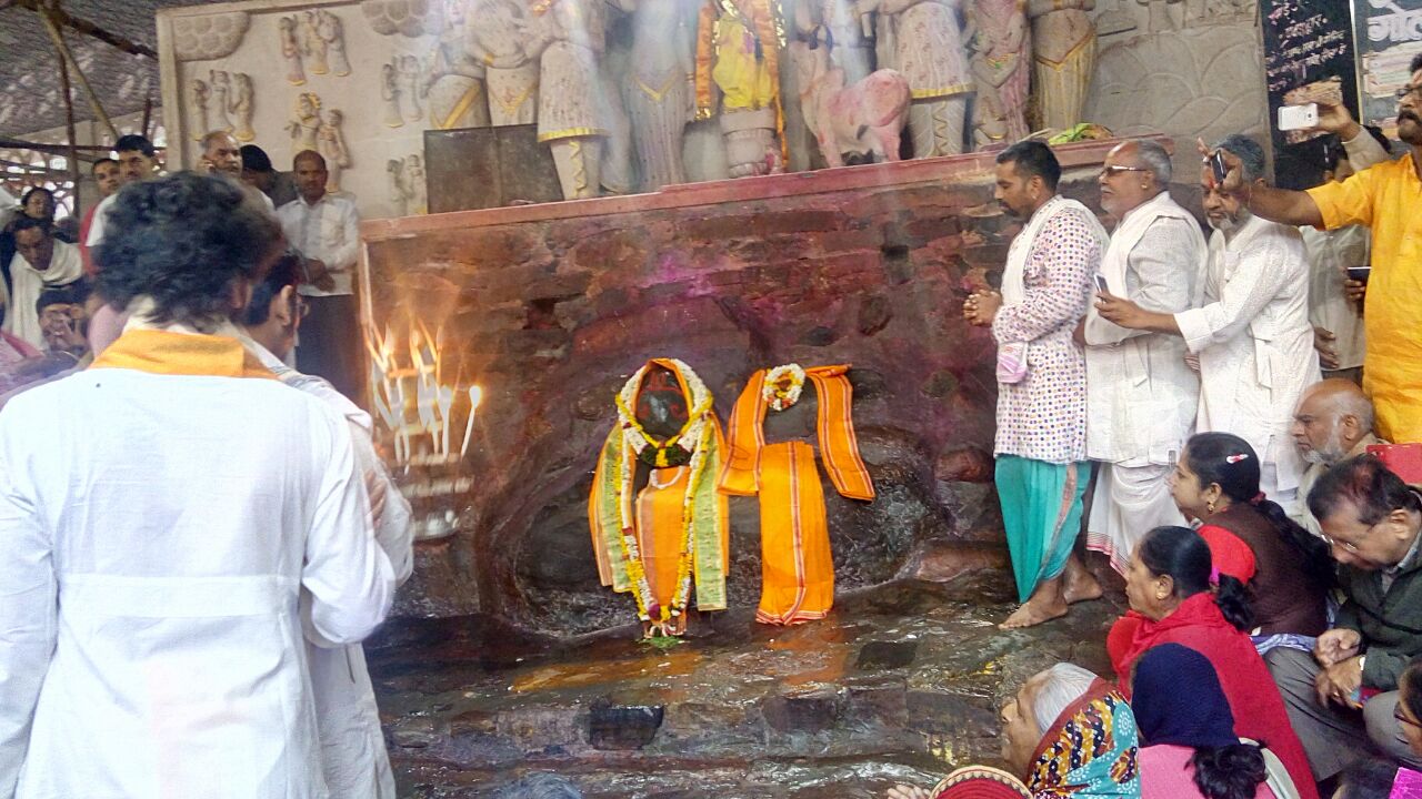 Shri Girirajji, Mukharvind Temple